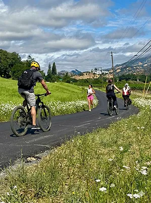 people on the vine trail 400x300